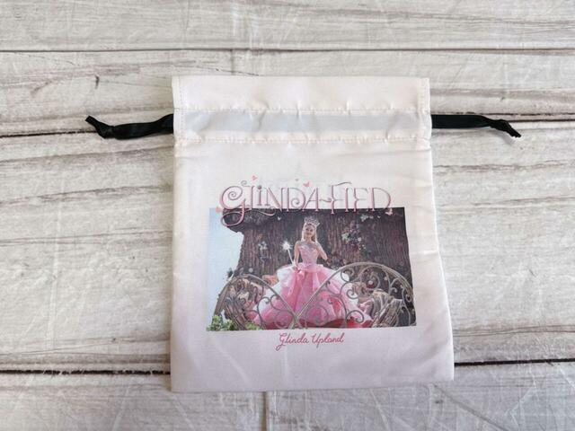 小サイズは淡いベージュピンクで大人かわいい雰囲気！フロントにはグリンダのプリント入り