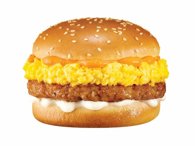 「スクランブルエッグソーセージバーガー」＜価格：コーヒーコンビ価格：520円／単品価格：380円（税込）＞【韓国発の「MOM'S TOUCH」今ならモーニングメニュー全品100円！「トリプルチーズサイバーガー」もレギュラーメニューに！】