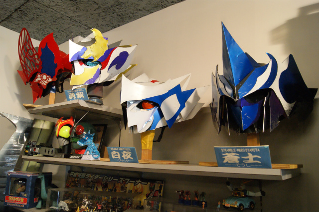 アルミの板を切って作ったマスク。すべて店長の八木さんがデザインしたもの