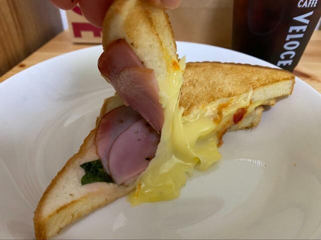 【カフェ・ベローチェ モーニングC トーストサンド とろ~りチーズ&ハム~モッツァレラチーズ~】ロースハムは端までたっぷり!