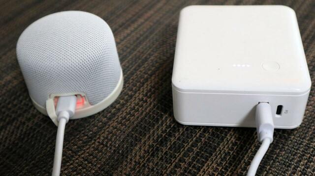 【3COINS マグネットスタンド防水スピーカー】無印良品のモバイルバッテリーで充電中。Type-A出力ならOKですが、PD対応（Type-C出力）は規格上不可なので要注意です