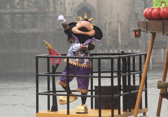 船の上からもホースで水をかけてくれます