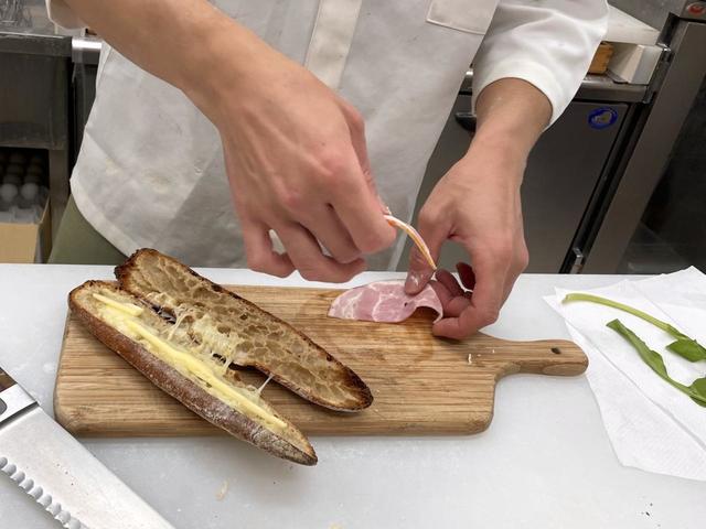 【市東製作所】注文ごとに作ってくれる「カスクルートサンド」。チーズをのせて焼いたバゲットにハムをそえる