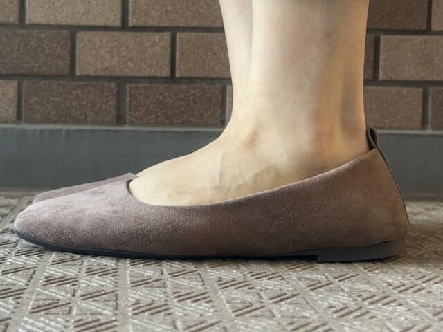 【GU スクエアフラットシューズ】カラーはブラック、ベージュ、ワインの3展開。どれも大人っぽい印象です