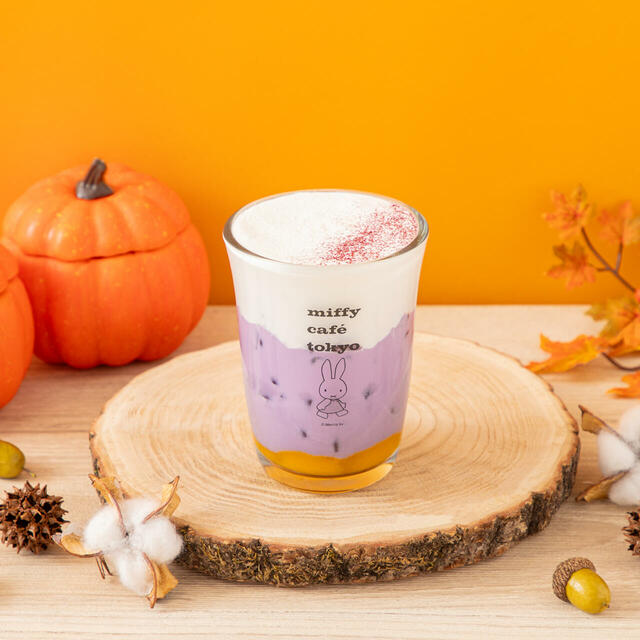 「ミッフィーの紫いもとかぼちゃのラテ」＜価格：税込990円＞【ミッフィーの“ハーベストバスケット”や“モンブラン”！「miffy café tokyo」に秋限定メニューが登場！】