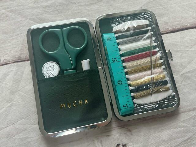 お裁縫セットをケースの中にセット。美しい！