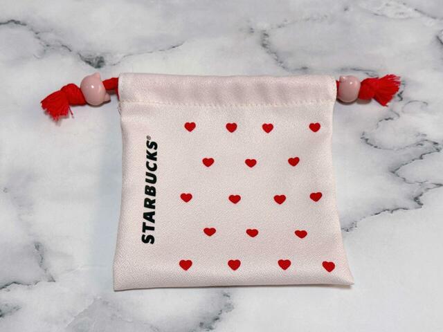 背面もかわいいプチハート柄。規則正しく整列しています♪【バレンタイン2026 スターバックスミニカップギフト（ドリンクチケット付）】 