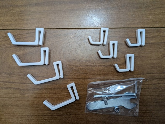 【山崎実業 tower　マグネット冷蔵庫横隠せるスライドフック】フックは大小4つ。その内6つのフックを本体に取り付けられます