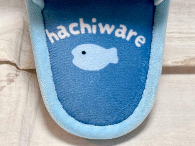 足裏に触れる部分は、甲部分より少し濃いブルー。「hachiware」のロゴとお魚のイラストがプリントされています