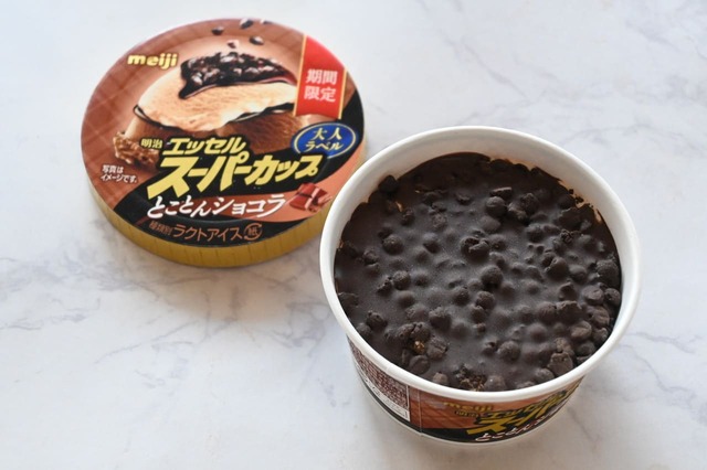【明治 エッセル スーパーカップ 大人ラベル とことんショコラ】今年は天面のクッキーとチョコレートを10％増量