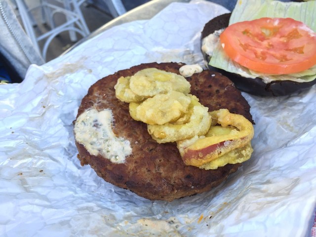 ハンバーガーの中身、フライになっているのはチェリーペッパーという唐辛子の一種