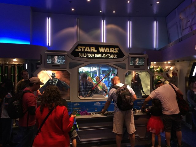 大人も子供も熱心にパーツを探しております! 