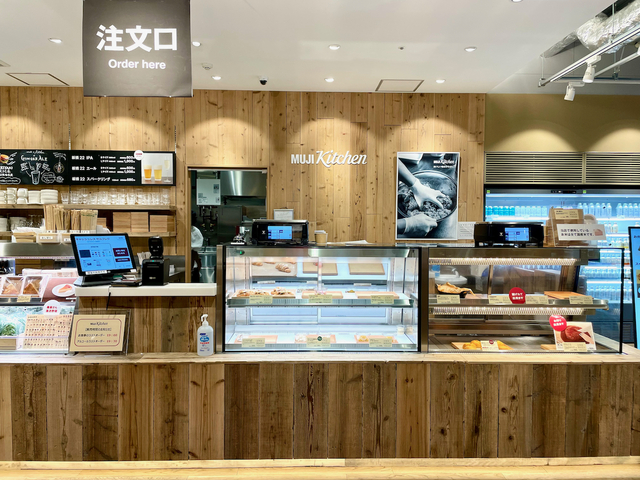 【MUJI Kitchen】チーズバーガーだけでなく、デリや飲み物も購入できる