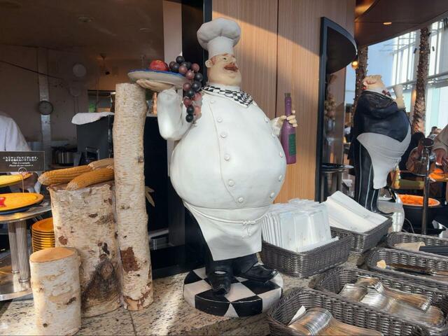 【カフェトスカ モーニングブッフェ】ライブキッチン横のユニークなシェフ像が遊び心たっぷり！思わず写真を撮りたくなるフォトポイント♪