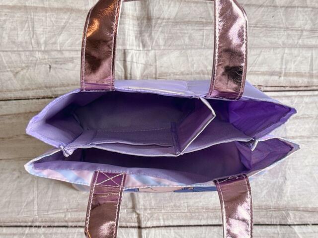 内側は3つのスペースに仕切られています