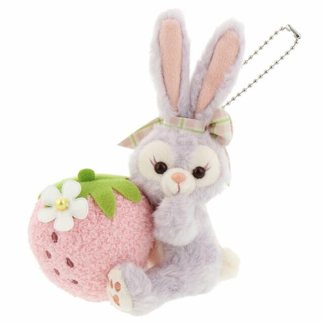 ぬいぐるみチャーム 2,200円｜東京ディズニーリゾート「ダッフィー＆フレンズのハートフェルト・ストロベリーギフト」スペシャルグッズ｜販売店舗：東京ディズニーシー「マクダックス・デパートメントストア」｜発売日：2024年1月15日（月）