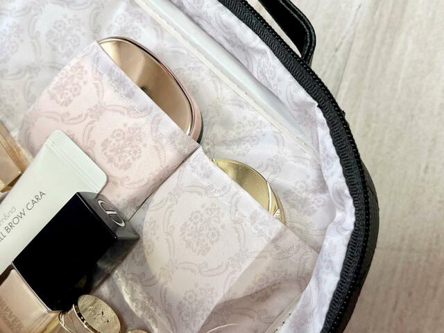 【nanakoななこがさらに本気で作った leur charme COSME POUCH BOOK BLACK】上段のマチ付きポケットは、チークやハイライトを入れるのにぴったり