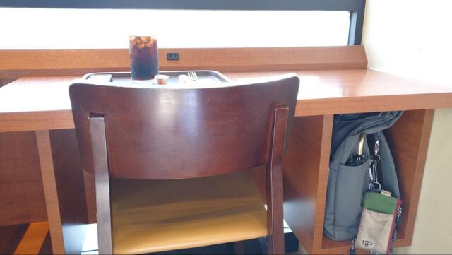 【カフェ・ド・クリエ モーニング食べ比べ】電源と荷物入れを備えたカウンター席