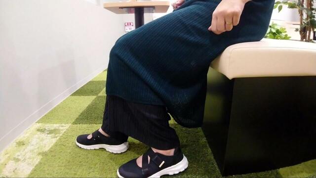 【ユニクロ レースニットワンピース】レギンスパンツを組み合わせてもイイ感じ！