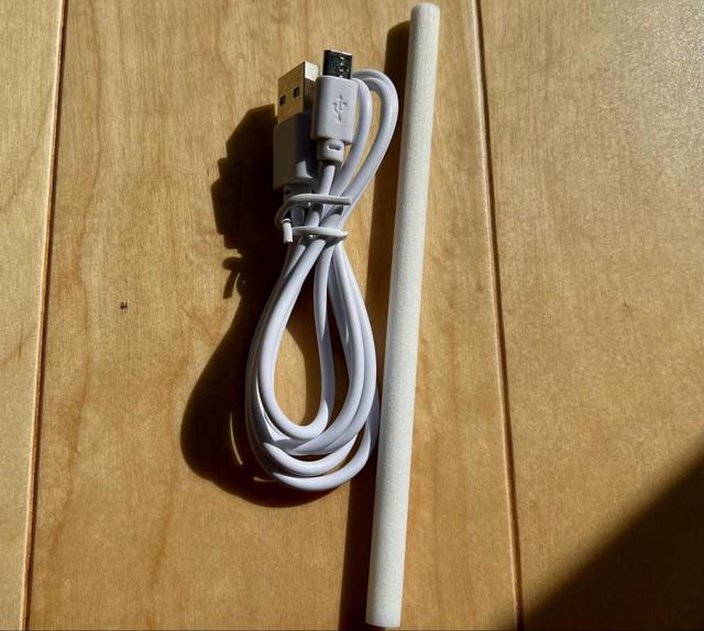 【宝島社 MOOMIN ムーミンやしき 加湿器 BOOK】加湿器本体とUSBケーブル、給水芯と取扱説明書、ムーミン関連の商品と加湿器について紹介しているミニBOOKが入っています