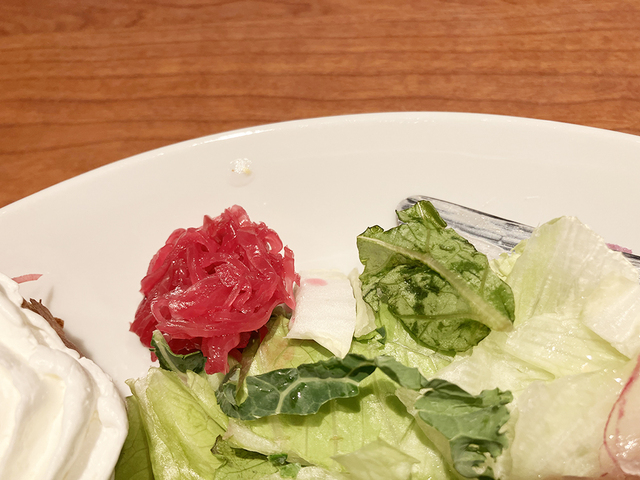 この紫キャベツのピクルスがめちゃくちゃいい仕事をしているのだ。