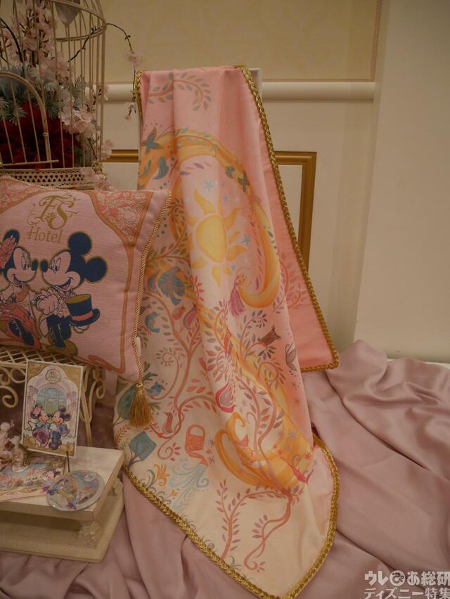 タペストリー（5,000円）他/東京ディズニーシー・ファンタジースプリングスホテルのグッズ(イメージ)