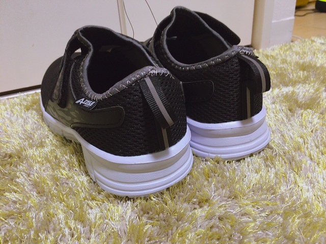 【ワークマン アスレシューズマジック】靴底は分厚く、地面からの衝撃を吸収してくれます