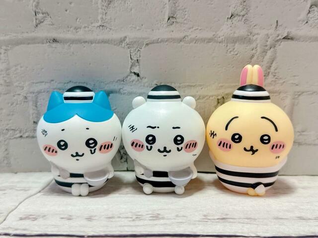 3人並べてみました。一気に空間が牢獄に見えてきた…！