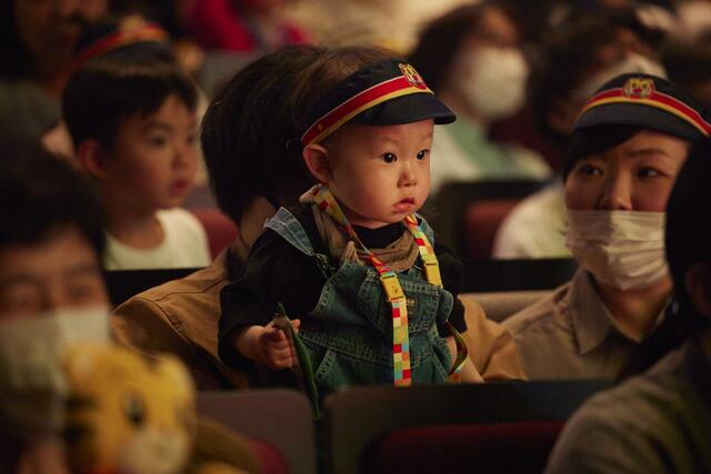 舞台に興味津々のようですね♪