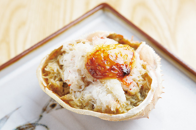 網元積丹港屋札幌店 すぎの（札幌駅エリア） かに甲羅焼きスペシャル 1150円 香ばしさがたまらない、紋別産のズワイガニを使った一品