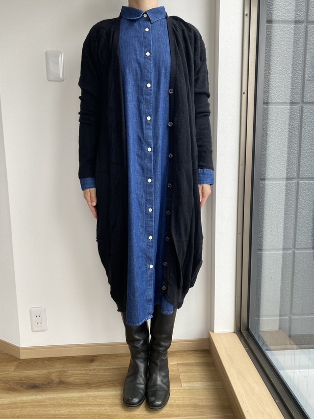 【無印良品　洗いざらし デニム長袖シャツワンピース】ロングカーディガンとブーツを合わせたキレイめコーデ。袖が太すぎないので重ね着もしやすいです♪