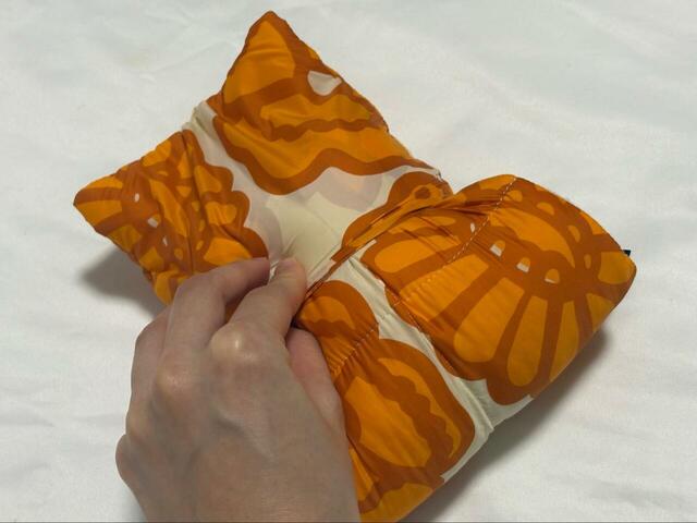 【UNIQLO×Marimekko パデッドマフラー】便利なポケッタブル仕様！端からたたんでいき、ポケットの中に入れると…