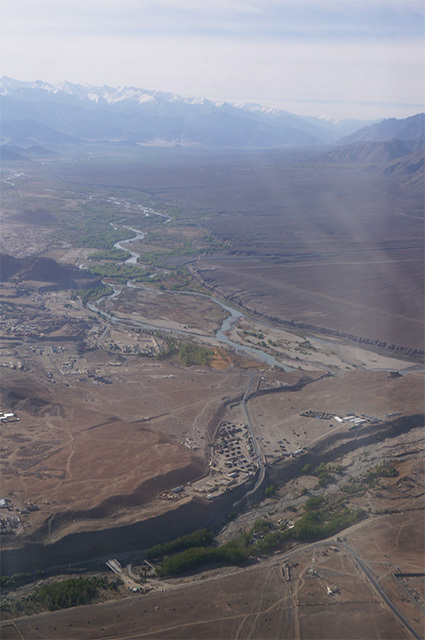 レー到着間近。眼下に広がるのがラダック地方。真ん中に流れているのはインダス河。
