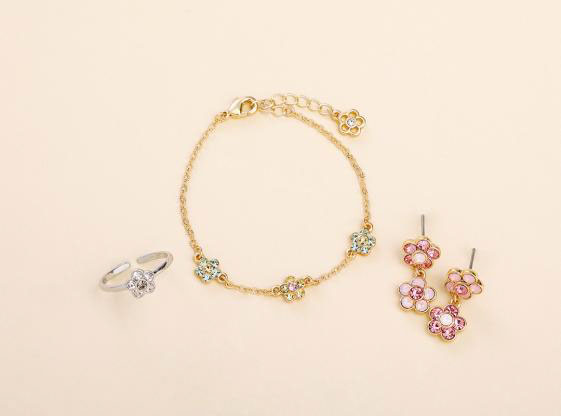 【マリークワント2026 SUMMER COLLECTION】カラービジューデイジーリング￥3,300／カラービジューデイジーブレスレット￥3,740／カラービジューデイジーピアス￥3,630（税込）