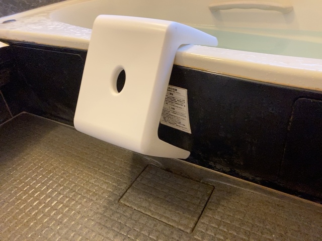 【ニトリ お風呂グッズ 3点セット　ラフィーネ/セッコシリーズ (風呂いす高さ25cm ホワイト)】椅子はコの字型で浴槽の淵にひっかけられます