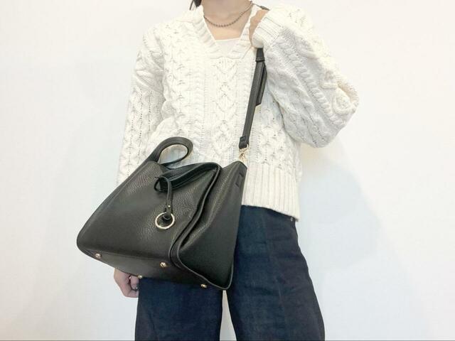 【GLOBAL WORK スペ軽変形5WAYBAG】ニットに合わせると程よく大人な雰囲気がプラスされます