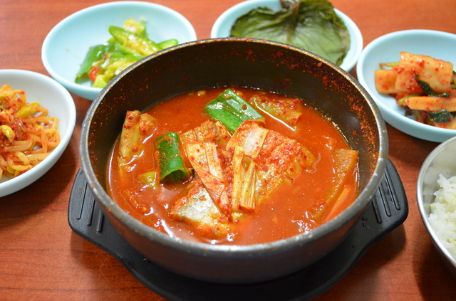 南大門市場の太刀魚横丁では、カルチチョリムは一人用の鍋ものとして出す店が多い