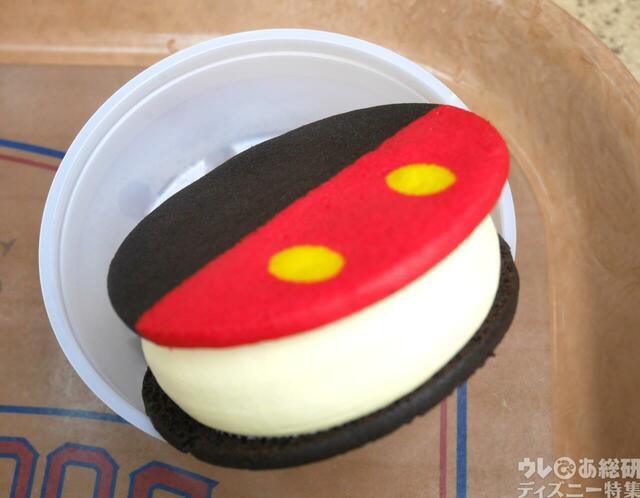 東京ディズニーリゾート「サマー・クールオフat Tokyo Disney Resort」スペシャルメニュー｜ミッキー・クッキーサンドアイス｜600円｜販売店舗：ハドソンリバー・ハーベスト