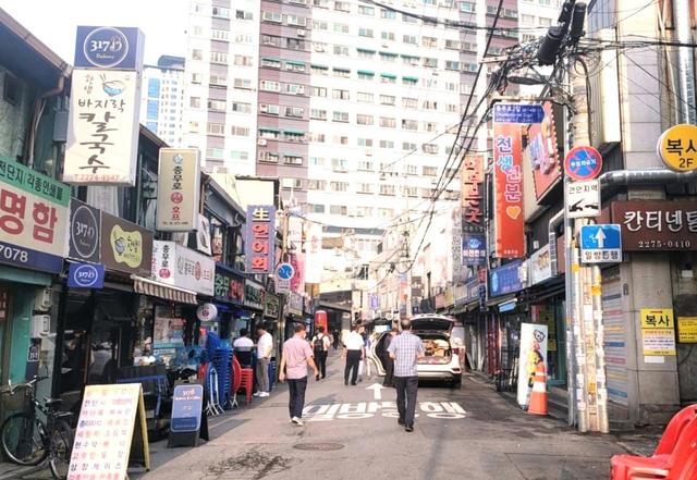 【気になる韓国、ソウルの今・忠武路】西側から見た忠武路2ギル(昼景)