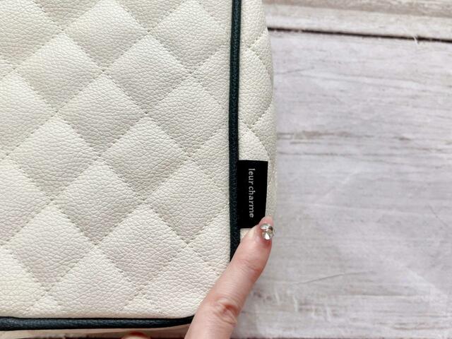 【nanakoななこがさらに本気で作った leur charme COSME POUCH BOOK WHITE】ブランドタグもより映えますね♪