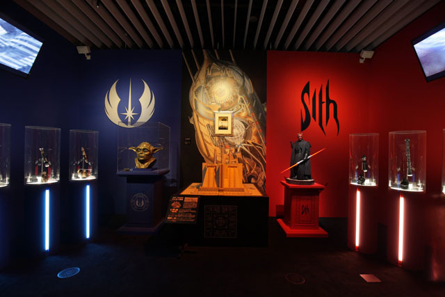 ジェダイとシス、それぞれのライトセーバーを展示