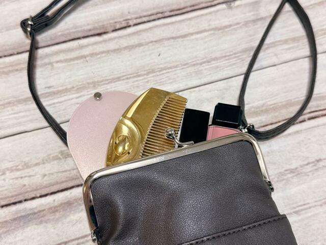 ミラーやコーム、口紅などが収納可能!