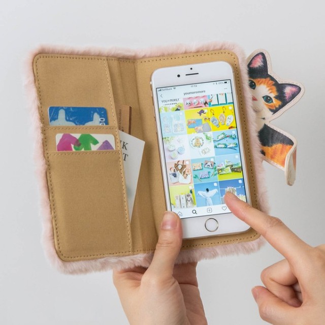 猫がのぞくふわふわスマホケース