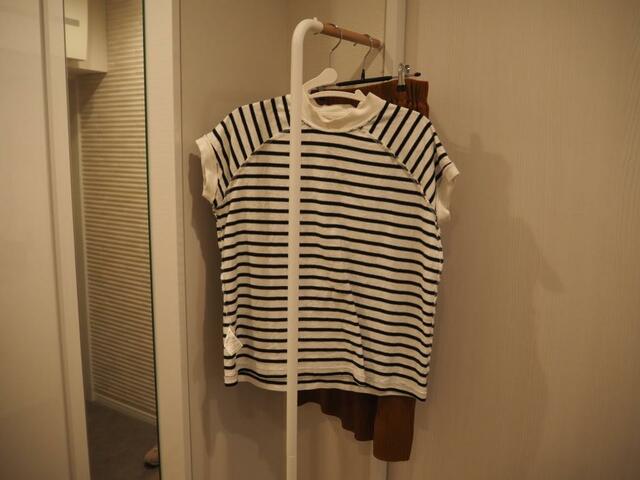 【山崎実業 (Yamazaki) スリムコートハンガー タワー】部屋干しをする時だけ出して使用するのもアリ。