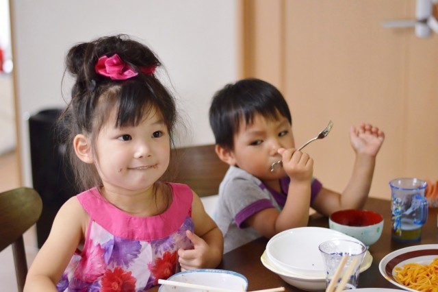 子ども 食事中ウロウロ歩くのは大人のせい ご飯に集中させる ために気をつけたいこと8つ 1 2 ハピママ