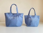 【KOBE PORT TOWER × Dick Bruna TABLE in KOBE Waterfront】神戸ポートタワー　展望2階／Kobe Port Tower Shop by Felissimo「ロゴ帆布トートバッグ　Mサイズ　新色ブルー」3,630円、「ロゴ帆布トートバッグ　Sサイズ　新色ブルー」3,080円（いずれも税込み）