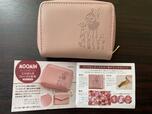 【宝島社　MOOMIN カードが見やすい じゃばら式コンパクト財布 BOOK SMOKY PINK】裏地にはムーミンたちが隠れています