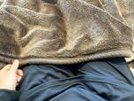 【スーツのはるやま YOKUNERU】毛布をかけるとさらにポカポカ感がUP!冷え性には助かります