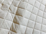 【ニトリ 綿入り洗えるキルトラグ(オーガニックコットン混 OGキルト s185X185 TC13)】冬はホットカーペットを敷いて暖かく、夏は一枚で汗を吸ってくれる