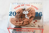 【『SNOOPY 2026 午 カウボーイスヌーピーのぬいぐるみポーチ BOOK』（宝島社）】外装天面には午年ならではのデザインが